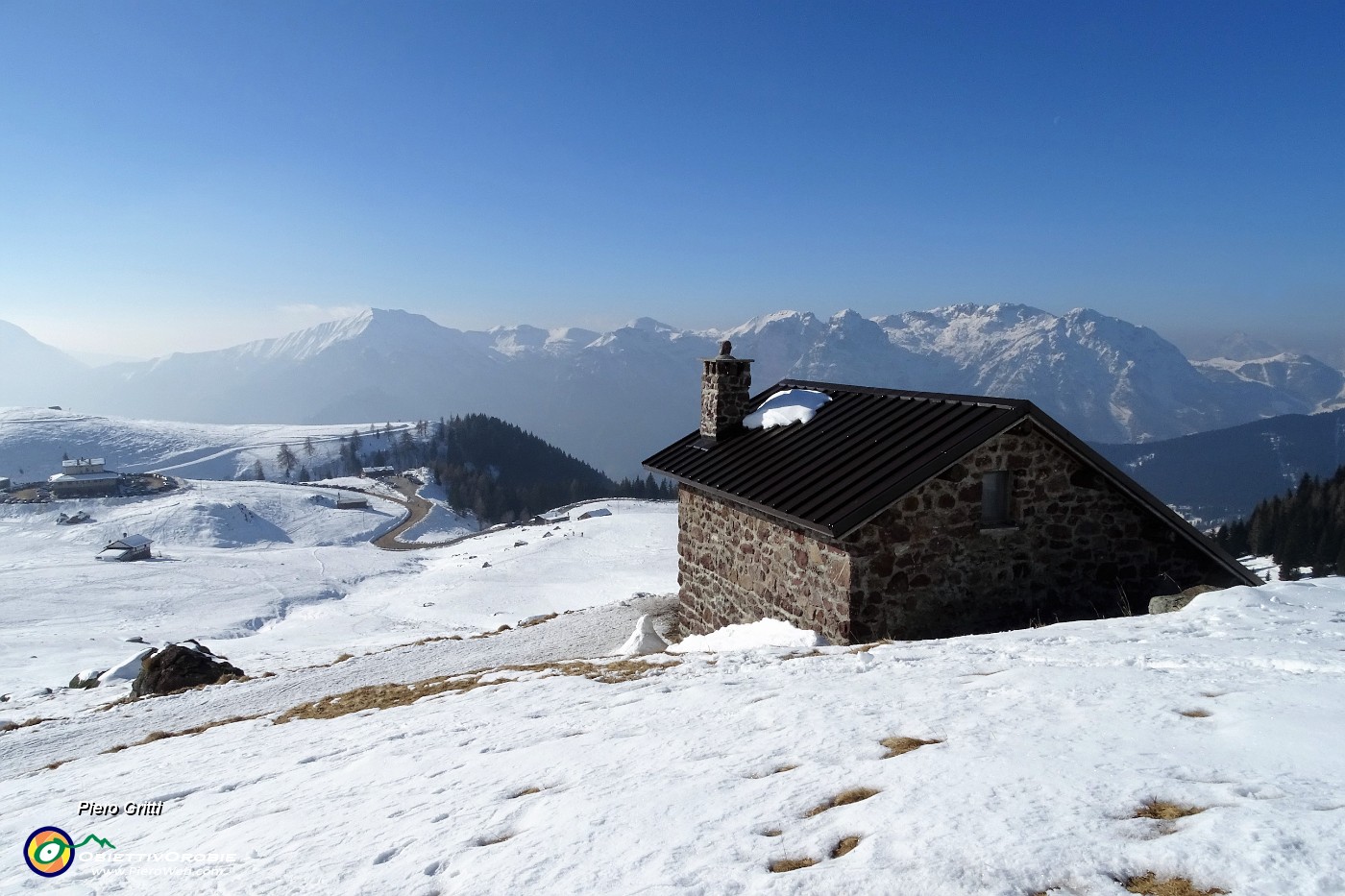 19 Panoramica sui Piani dell'Avaro e verso Baciamorti, Campelli, Grigne.JPG -                                